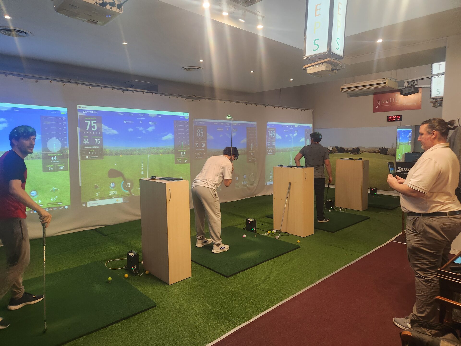 Alumnos practicando en los simuladores de golf de Quality Golf Club en Buenos Aires