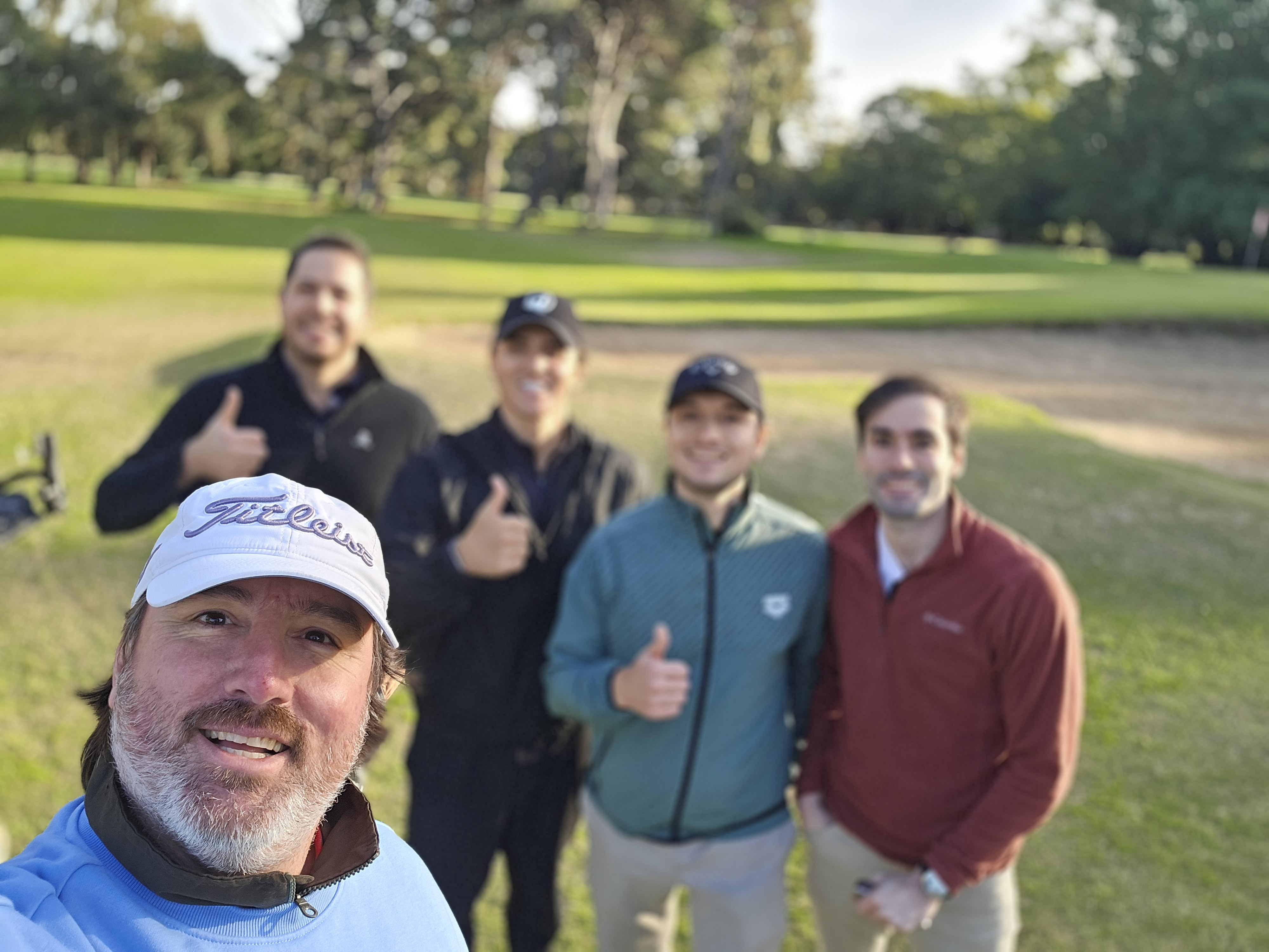 Alumnos Quality Golf con pulgares arriba