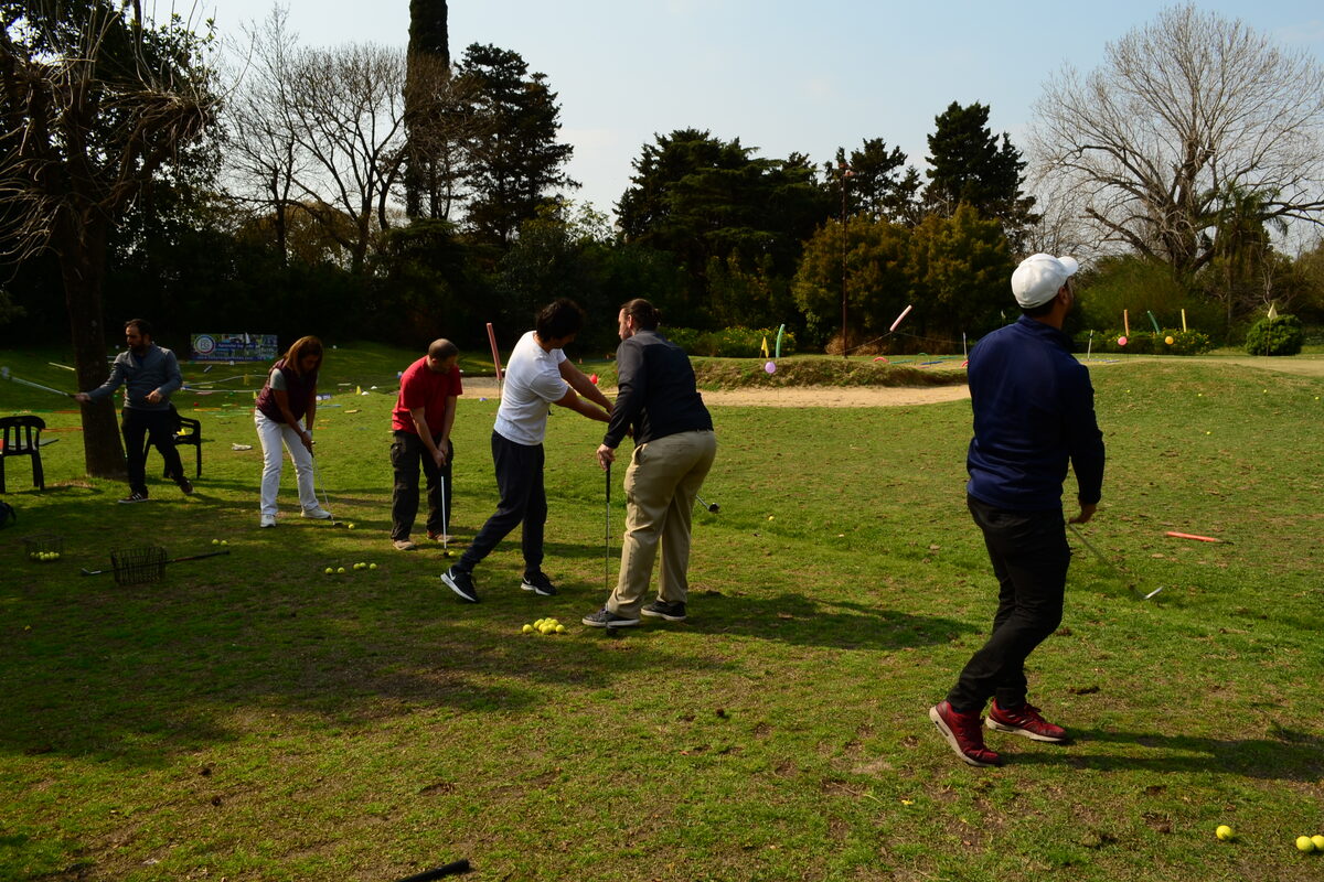Clase de golf al aire libre en la cancha con alumnos de Quality Golf Club